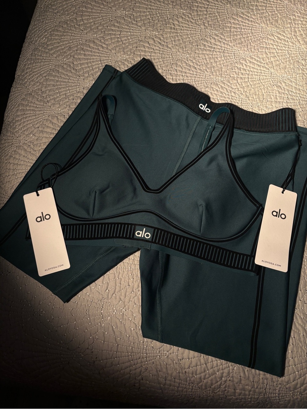 Alo Yoga Women’s Green Airlift Line Up Bra & Leggings